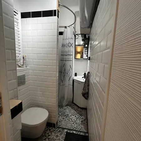 Renovated Stylish Flat At The Castle&metro Apartment