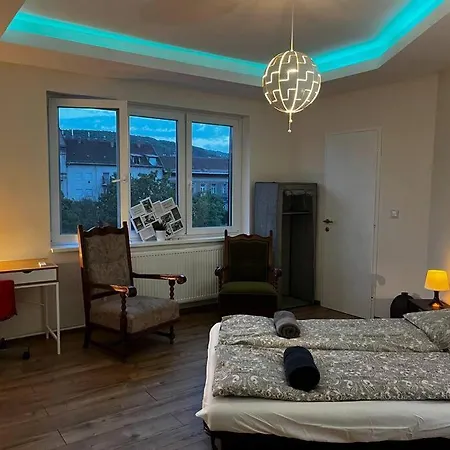 Renovated Stylish Flat At The Castle&metro Apartment